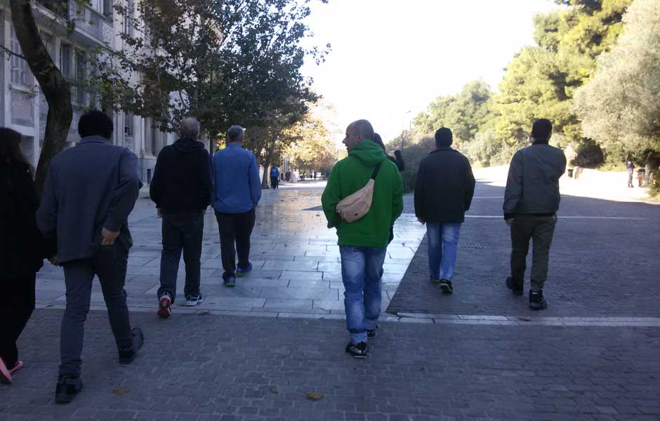 Oikotrofeio people walking